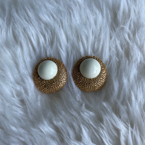 Vintage Trifari Textured Gold Tone and Cream Cabochon Clip-on Earrings - Picture 2 of 7